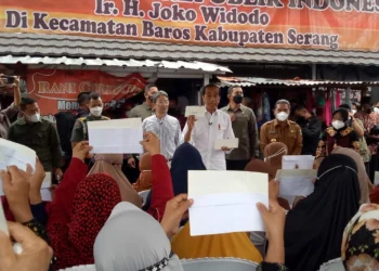 Jokowi Bagikan Bantuan Kepada Para Pedagang di Pasar Baros Kabupaten Serang