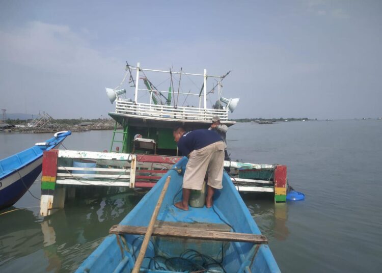 Polda Banten Evakuasi Kapal Tenggelam di Dermaga Umang
