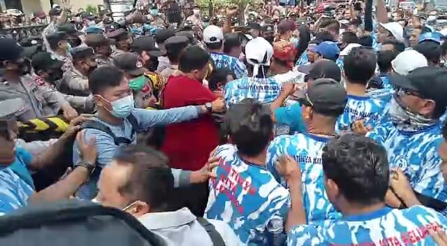 Ngotot Agar Berkas Pengusaha Ternak Ditandatangani DPMPTSP Lebak, Massa Badak Banten Perjuangan Ricuh dengan Polisi