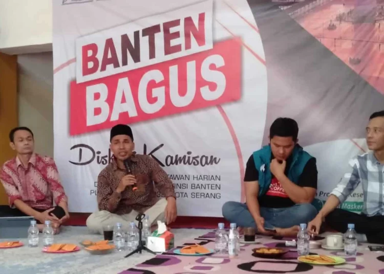 DIALOG - Komisioner KPU Banten, Masudi (kiri), Ketua Bawaslu Provinsi Banten Didih M Sudi (kedua dari kiri), berdialog bersama wartawan, di Plaza Inspirasi KP3B, Kamis (30/6/2022). (HERMAN SAPUTRA/SATELITNEWS.ID)
