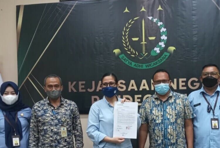 Usai penandatanganan perjanjian, pihak Kejari Pandeglang bersama DLH Pandeglang, foto bersama dengan pihak PT SPK, di Aula Kejari Pandeglang, Kamis (23/6/2022). (ISTIMEWA)