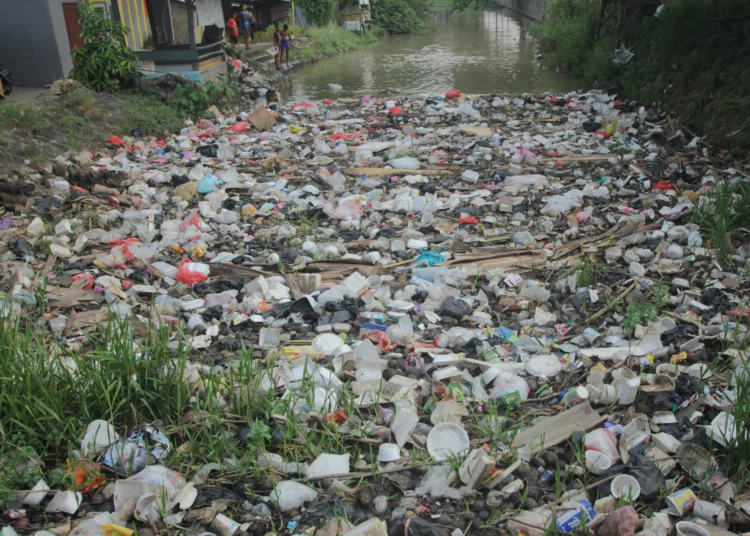 Foto Tumpukan Sampah di Kali Pertigaan Jalan Bojong Renged