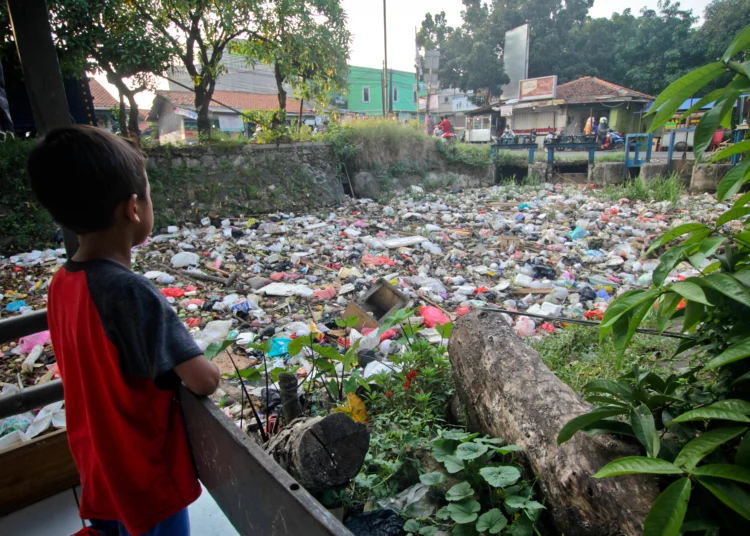 Foto Tumpukan Sampah di Kali Pertigaan Jalan Bojong Renged