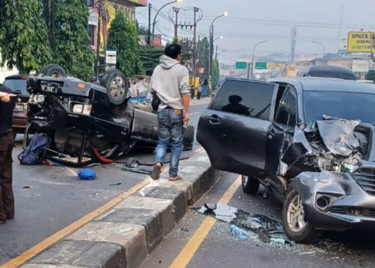 Mobil Pikap Tabrak Pembatas Jalan dan Toyota Avanza di Ciputat