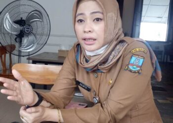 Sekretaris Diskoumperindag Kabupaten Serang, Shinta Asfilian Harjani, sedang di wawancara wartawan, Senin (27/6/2022). (SIDIK/SATELITNEWS.ID)