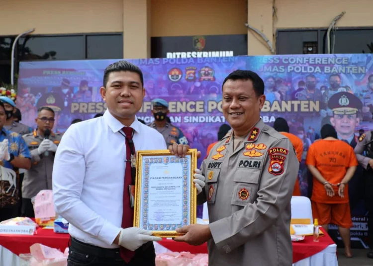 PENGHARGAAN:  Kapolda Banten Irjen Pol Prof. Dr. Rudy Heriyanto memberikan piagam penghargaan kepada Satresnarkoba Polresta Tangerang yang diwakili oleh Kasatresnarkoba Kompol Gede Adi Sasmita. (ISTIMEWA)