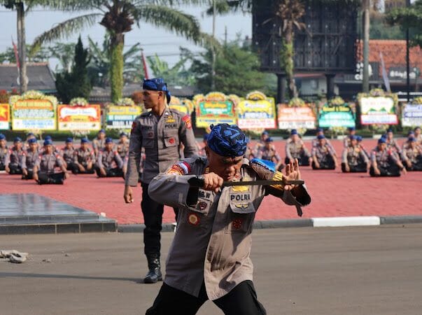 Personel Polda Banten, atraksi debus di acara syukuran HUT Bhayangkara ke 76, di halaman Mapolda Banten, Jumat (1/7/2022). (ISTIMEWA)