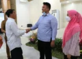 SERTIFIKAT KESEHATAN: Sekda Kabupaten Tangerang Moch. Maesyal Rasyid menyerahkan sertifikat kesehatan secara simbolis kepada pasangan calon pengantin, saat peluncuran program Catin Kasep di GSG Pusat Pemkab Tangerang, Tigaraksa, Selasa (05/07/2022). (ISTIMEWA)