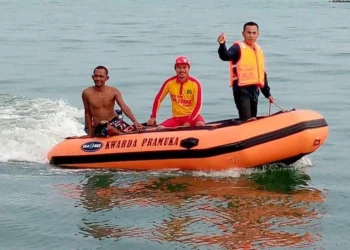 Tim SAR gabungan, sedang melakukan pencarian korban terseret ombak di Pantai La Gundi, Kecamatan Carita, Kabupaten Pandeglang, Rabu (6/7/2022). (ISTIMEWA)