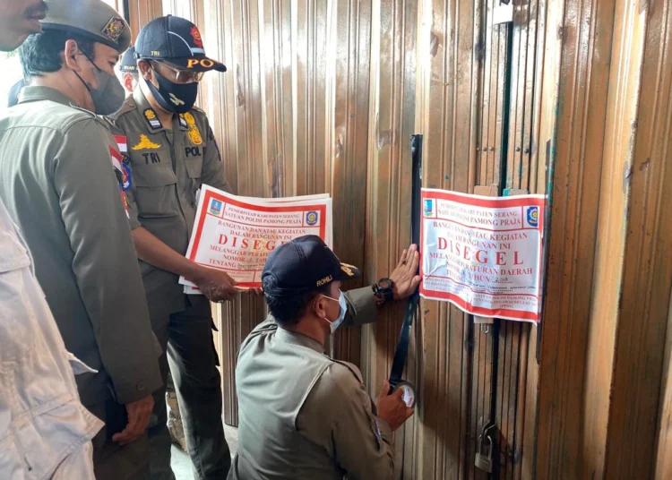 Petugas Satpol PP Kabupaten Serang, melakukan penyegelan terhadap salah satu THM, belum lama ini. (ISTIMEWA)