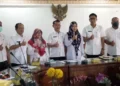 Asda III Pemkab Serang, Ida Nuraida didampingi Kepala BPKAD Kabupaten Serang Sarudin, foto bersama Asda I Pemkot Serang usai Rapat Koordinasi, Rabu (6/72022). (ISTIMEWA)