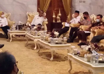 Bupati Serang, Ratu Tatu Chasanah, pimpin rapat dengan Forkopimda di pendopo, Rabu (6/7/2022). Dalam rapat tersebut, salah satunya membahas mengenai penanganan PMK. (ISTIMEWA)