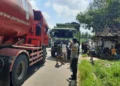Personel Polsek Cigeulis, sedang melakukan evakuasi mobil yang mengalami kecelakaan di Jalan Raya Cigeulis-Cibaliung, Kamis (7/7/2022). (ISTIMEWA)