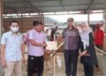 PENYERAHAN KAMBING: Tim Citiplaza Kutabumi menyerahkan 1 ekor kambing kepada Masjid Al-Muhajirien dan Masjid Jami Al-Barokah di Kecamatan Pasar Kemis, Sabtu (9/7/2022). (ISTIMEWA)