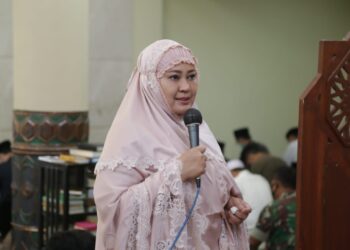 Bupati Pandeglang, Irna Narulita, sedang memberikan sambutan jelang salat Idul Adha, di Masjid Agung Ar-Rahman, Minggu (10/7/2022). (ISTIMEWA)