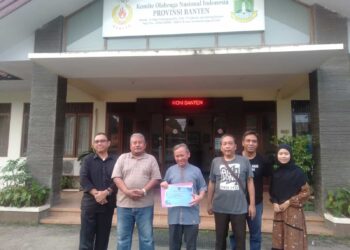 Sekretaris Koni Banten, Koswara Poerwasasmita, menunjukkan rekomendasi sejumlah siswa berprestasi untuk masuk SMA Negeri, didampingi jajaran pengurus Koni Banten, Selasa (12/7/2022). (ISTIMEWA)