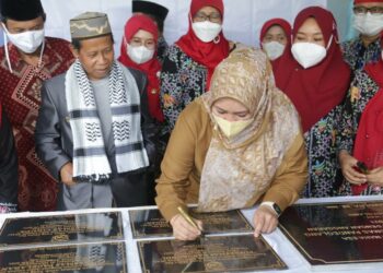 Bupati Pandeglang, Irna Narulita, sedang meresmikan Puskesmas Pandeglang, beberapa waktu lalu. (ISTIMEWA)