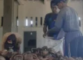 Para pekerja, sedang memproduksi kopra di gudang petani kopra, di Kecamatan Cigeulis, Kabupaten Pandeglang, Selasa (5/7/2022). (ISTIMEWA)