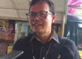 Wakil Ketua Hiswana Migas, Oji Fahruroji saat di wawancara wartawan di lingkungan Pemkab Pandeglang, Kamis (7/7/2022). (NIPAL SUTIANA/SATELITNEWS.ID)
