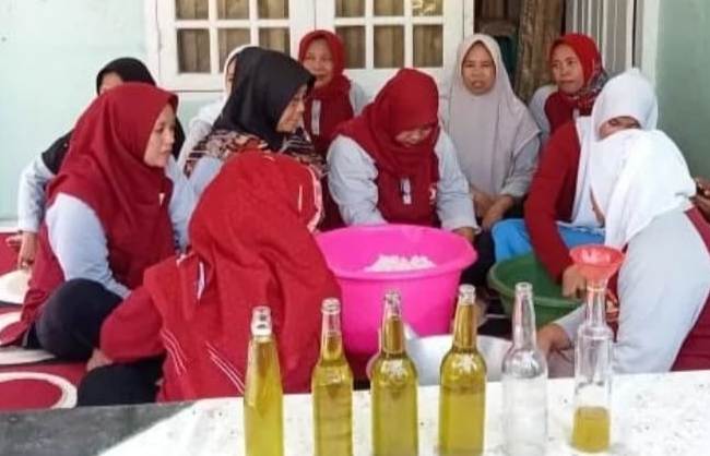 Emak-emak di Pandeglang, sedang memproduksi minyak keletik. (ISTIMEWA)