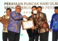 Wali Kota Tangerang Raih Penghargaan Pemimpin Terpopuler
