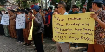 Para RT/RW berunjukrasa, di Gedung DPRD Pandeglang, Kamis (18/8/2022). (ISTIMEWA)