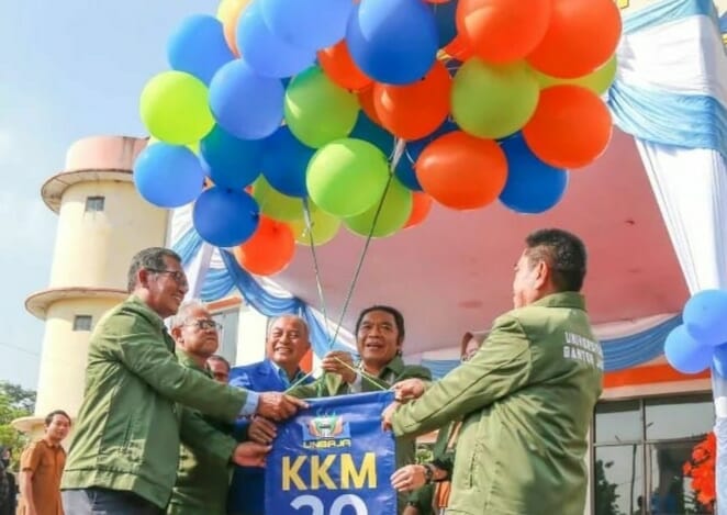 PJ Gubernur Banten, Al Muktabar, melepas balon sebagai simbol pelepasan peserta KKN mahasiswa UNBAJA, Senin (1/8/2022). (ISTIMEWA)