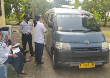 Petugas Dishub Kabupaten Pandeglang, sedang mensosialisasikan sekaligus memungut retribusi, kepada pengemudi Angkot, Rabu (3/8/2022). (MARDIANA/SATELITNEWS.ID)