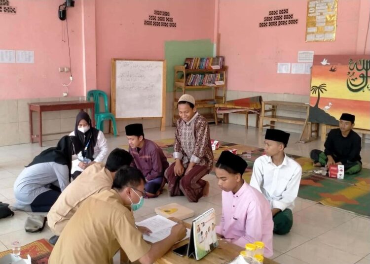 TRACKING: Tim IU Kabupaten Tangerang saat melakukan tracking dan screening langsung melalui kegiatan door to door di Ponpes Nurul Huda. (ISTIMEWA)