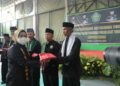 Secara simbolis, Bupati Serang Ratu Tatu Chasanah, menyerahkan bendera kepada salah satu perguruan silat di Kabupaten Serang belum lama ini. (ISTIMEWA)