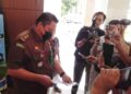 Kasi Penkum Kejati Banten, Ivan Hebron Siahaan, menerangkan kepada wartawan terkait kasus yang sedang ditangani, Selasa (9/8/2022). (HERMAN SAPUTRA/SATELITNEWS.ID)