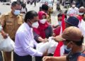 PJ Gubernur Banten, Al Muktabar, membagikan bingkisan bendera merah putih kepada para pelajar, di kawasan gedung Plaza Aspirasi KP3B, Curug, Kota Serang, Selasa (9/8/2022). (ISTIMEWA)