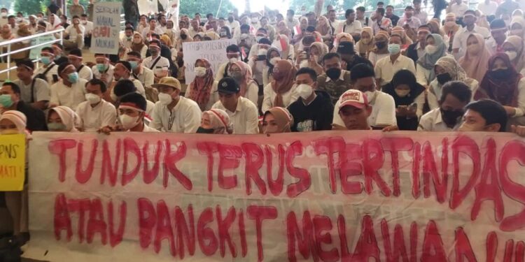 Tenaga honorer non kategori, desak kejelasan status melalui Pemprov Banten, Senin (15/8/2022). (LUTHFI/SATELITNEWS.ID)