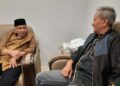 Ketua DPW Partai Ummat Banten, R.S. Purbo Asmoro (kanan), berbincang dengan Ketua Majelis Syuro, Amien Rais, di kantor DPP Partai Ummat, beberapa waktu lalu. (ISTIMEWA)