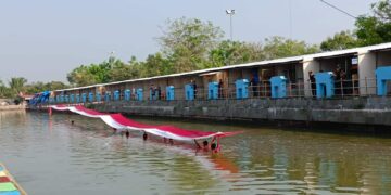 Warg Banten kibarkan bendera Merah Putih 50 meter, di kanal Surosowan, Rabu (17/8/2022). (LUTHFI/SATELITNEWS.ID)