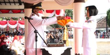 Wabup Serang Pandji Tirtayasa, menerima bendera Merah Putih, Rabu (17/8/2022). (ISTIMEWA)