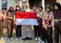Pelajar SDN 4 Pandeglang, bagikan bendera merah - putih ke warga, guna semarakan HUT Kemerdekaan RI ke 77. (ISTIMEWA)