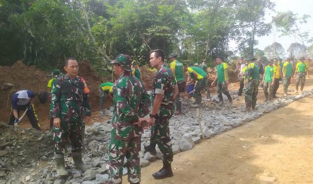 TMMD Ke-114 Lebak, Jalan Desa Cileles-Jayasari Masuki Tahap Pengerasan